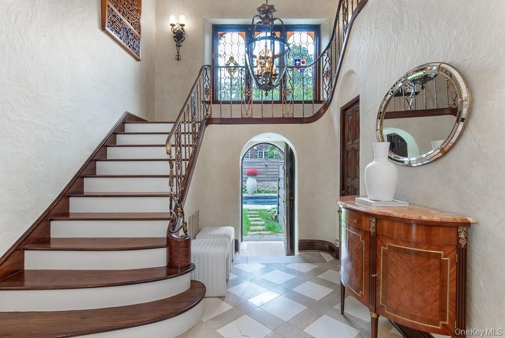 Chandelier, Interior