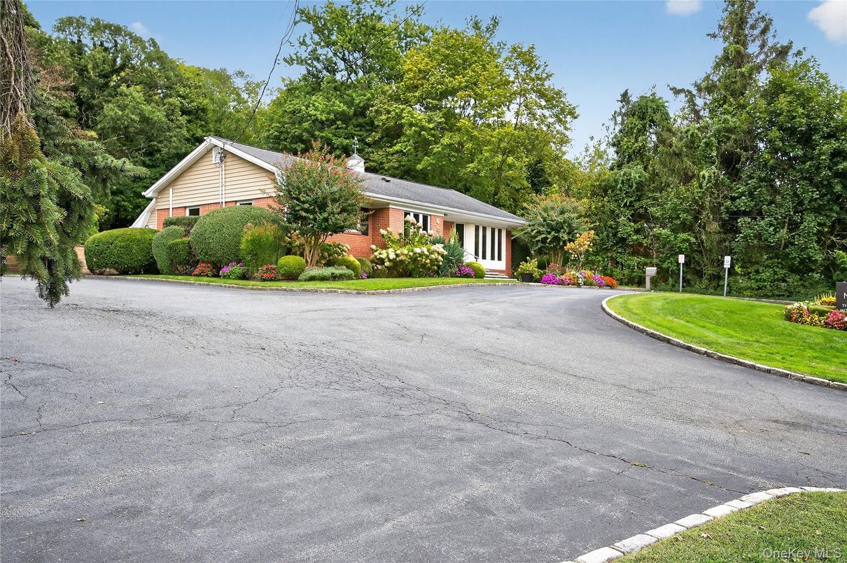 Exterior, Facade, Brick Facade, Ranch