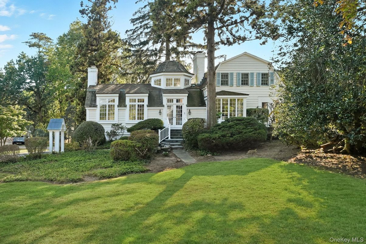 Backyard, Exterior, Facade, Queen Anne Victorian