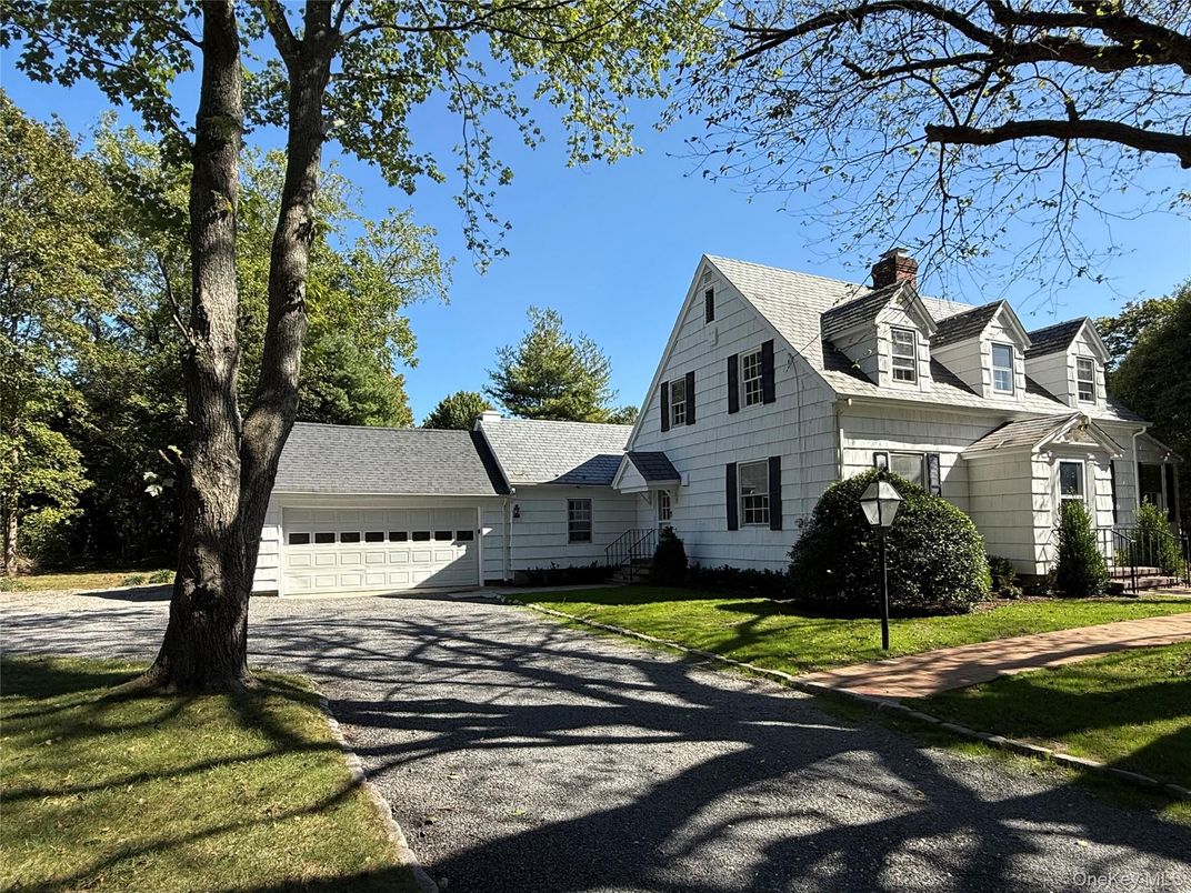 Attached, Exterior, Facade, Cape Cod