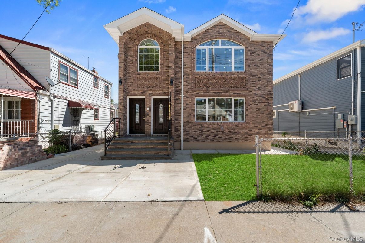 Exterior, Facade, Brick Facade, Rowhouse