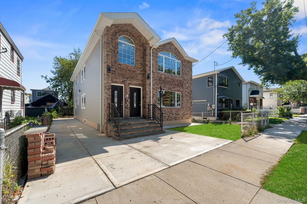 Exterior, Facade, Brick Facade, Rowhouse