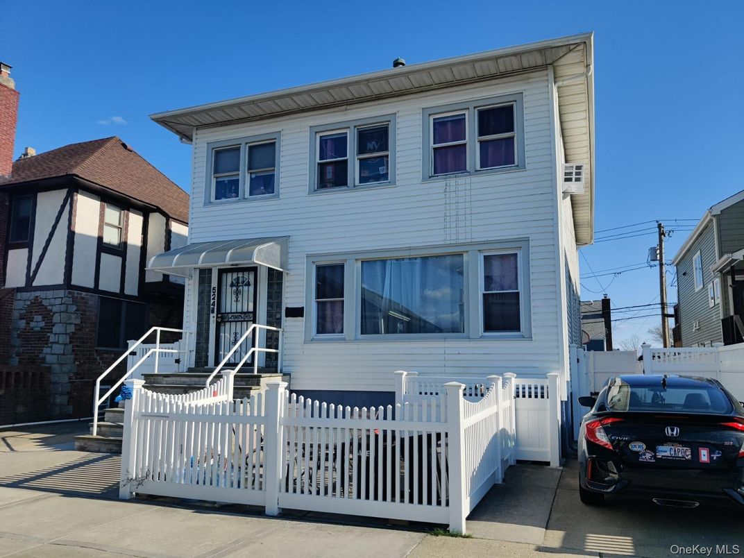 Exterior, Facade, American Foursquare