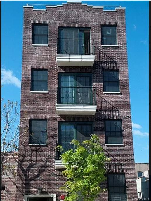 Exterior, Facade, Brick Facade, Rowhouse