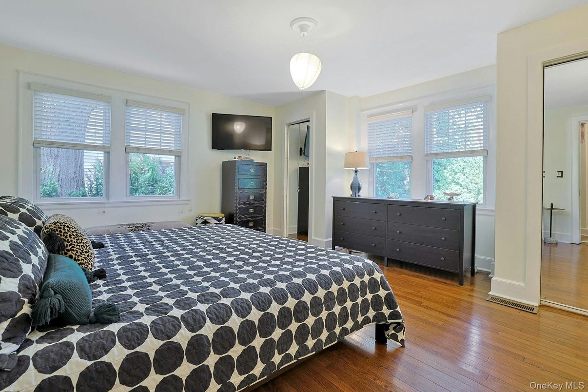 Bedroom, Interior, Pendant Lights, Wood Texture Flooring