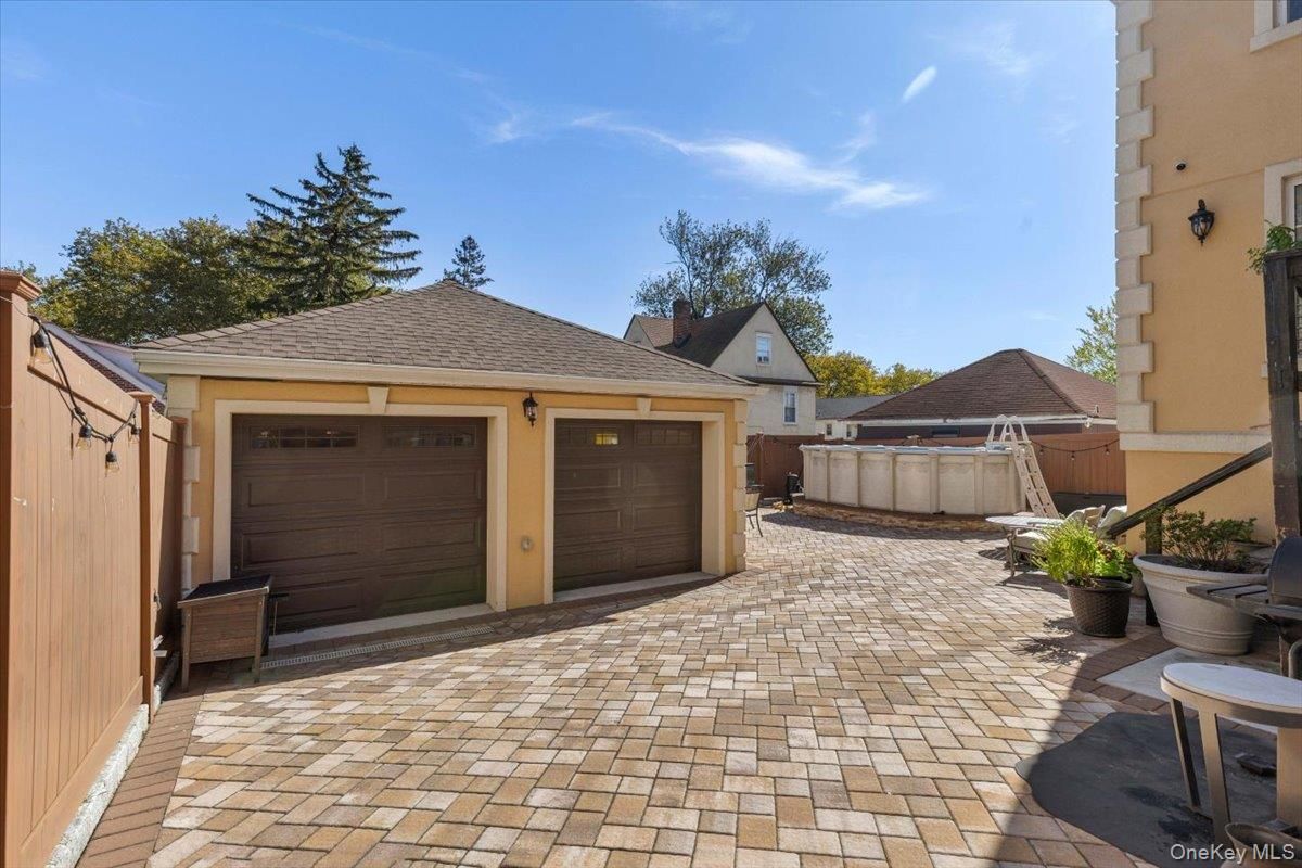 Detached Garage, Exterior, Hot Tub