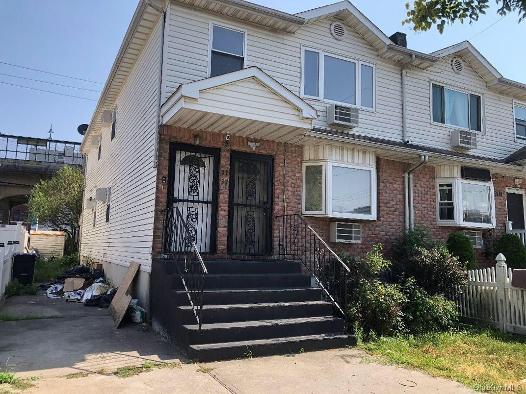 Exterior, Facade, Brick Facade, Rowhouse
