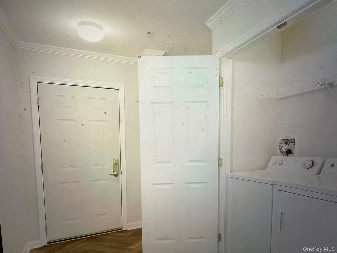 Interior, Washer, Wood Texture Flooring