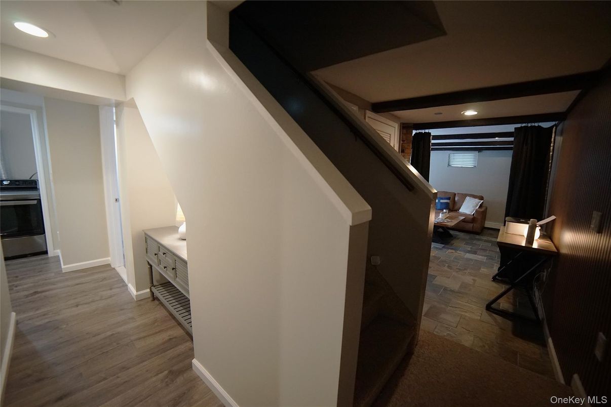 Interior, Recessed Lighting, Wood Texture Flooring