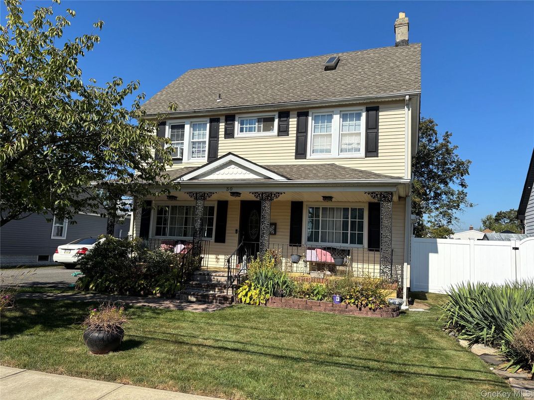 Exterior, Facade, American Foursquare