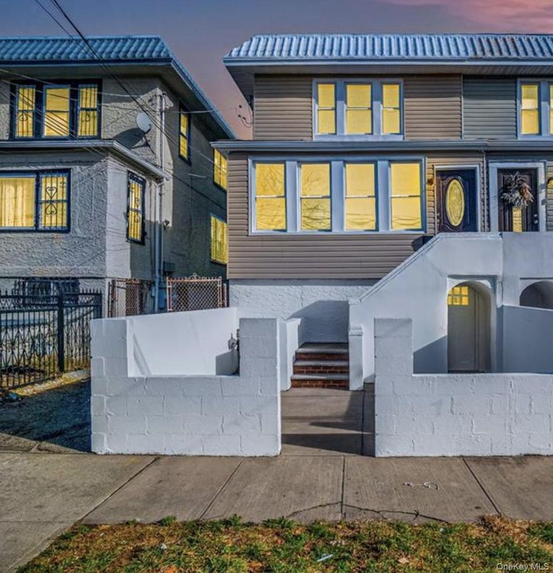 Exterior, Facade, Rowhouse
