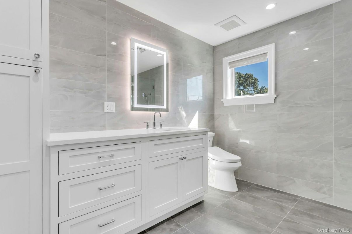 Bathroom, Interior, Recessed Lighting