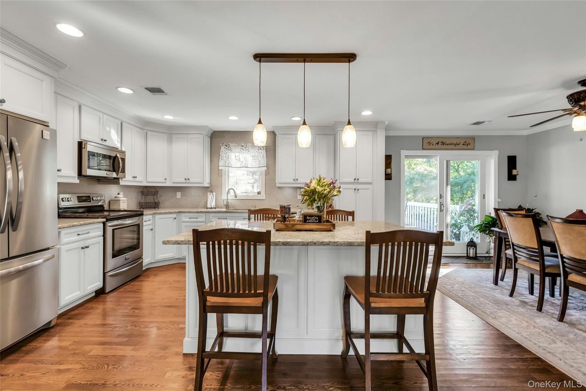 Dining room, Interior, Kitchen, Pendant Lights, Recessed Lighting, Stainless Steel Appliances, Wood Texture Flooring