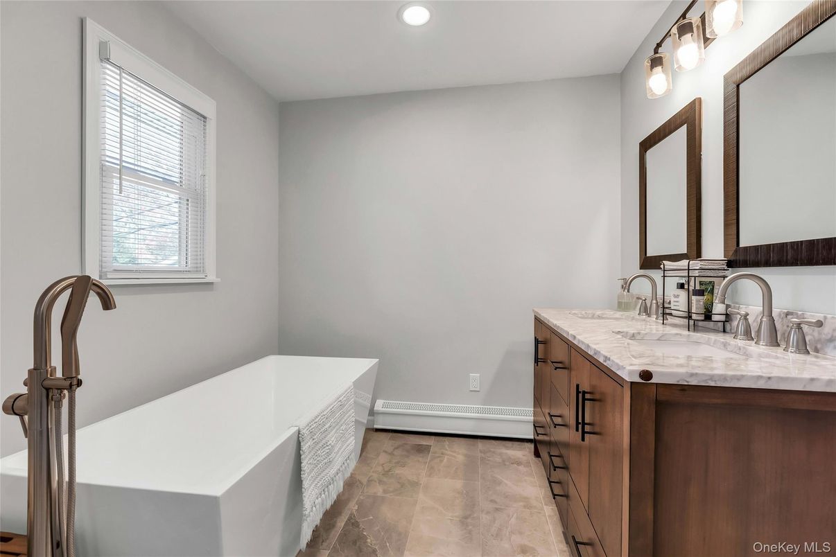 Bathroom, Dual Sink Vanities, Interior, Recessed Lighting