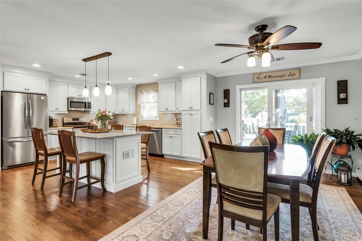 Dining room, Interior, Kitchen, Pendant Lights, Recessed Lighting, Stainless Steel Appliances, Wood Texture Flooring