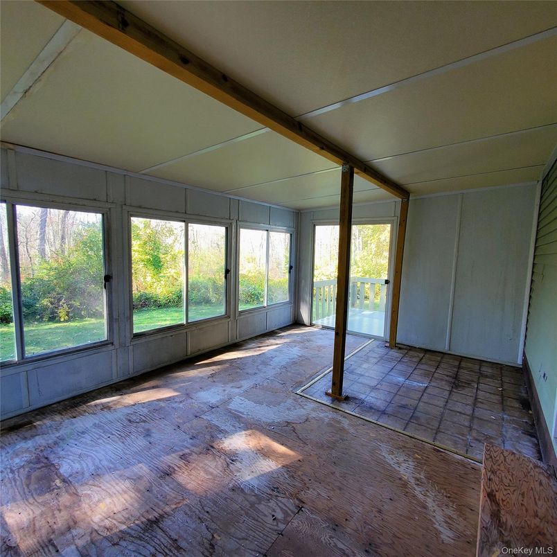 Empty room, Interior, Sun Room, Wooden Beams