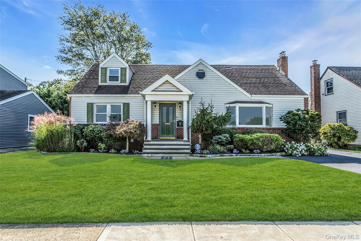 Exterior, Facade, Cape Cod