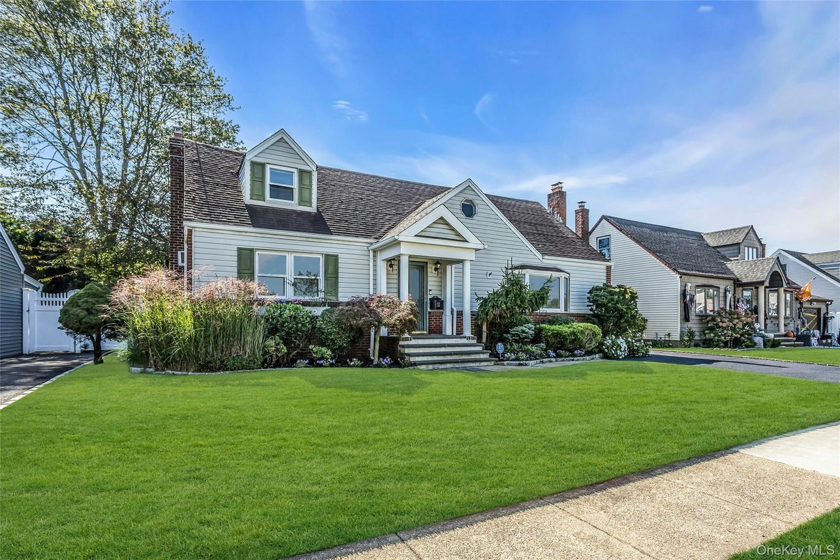 Exterior, Facade, Cape Cod