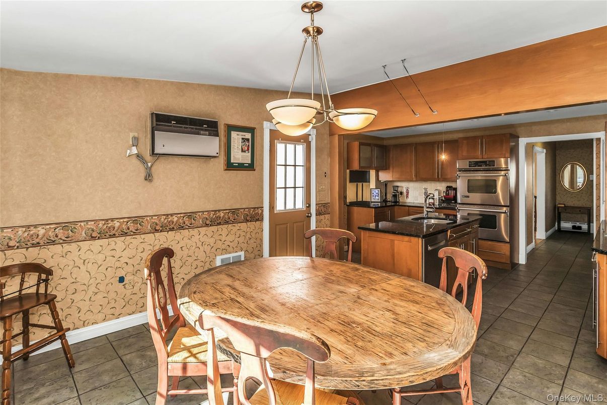 Dining room, Interior, Kitchen, Pendant Lights, Stainless Steel Appliances