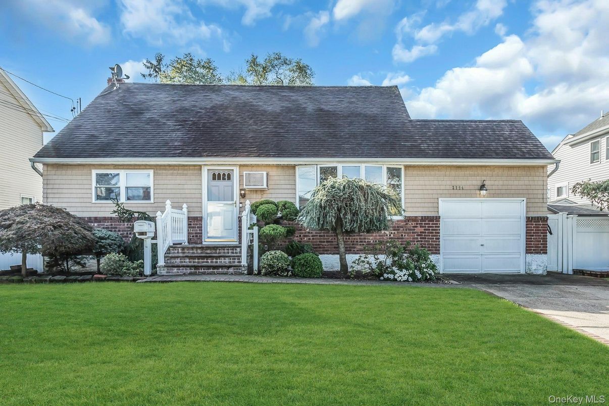 Attached, Exterior, Facade, Cape Cod