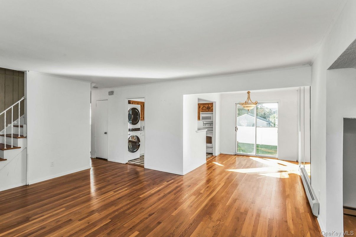 Interior, Utility Closets, Washer, Wood Texture Flooring
