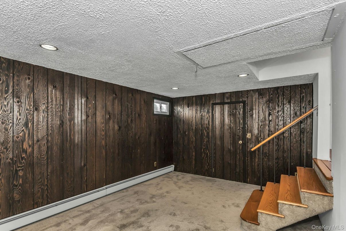 Empty room, Interior, Recessed Lighting, Wooden Walls
