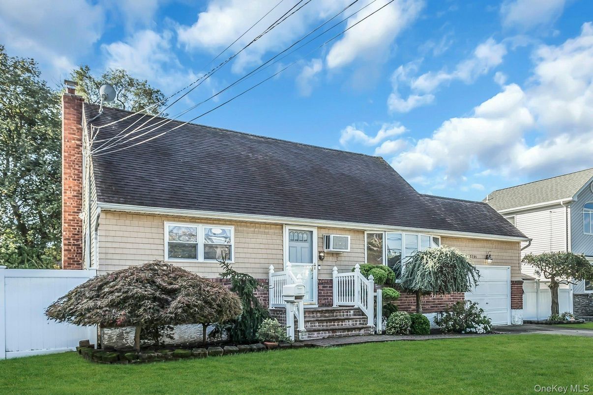 Attached, Exterior, Facade, Cape Cod