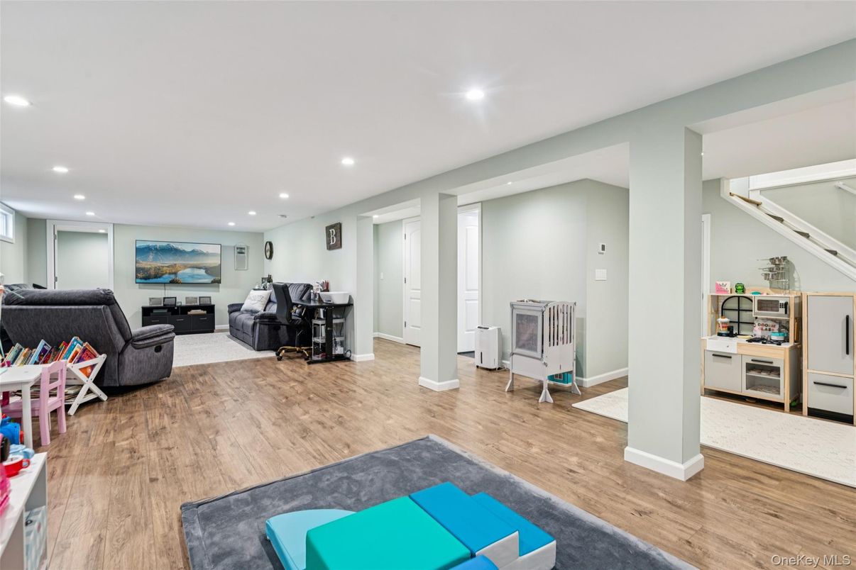 Interior, Recessed Lighting, Wood Texture Flooring