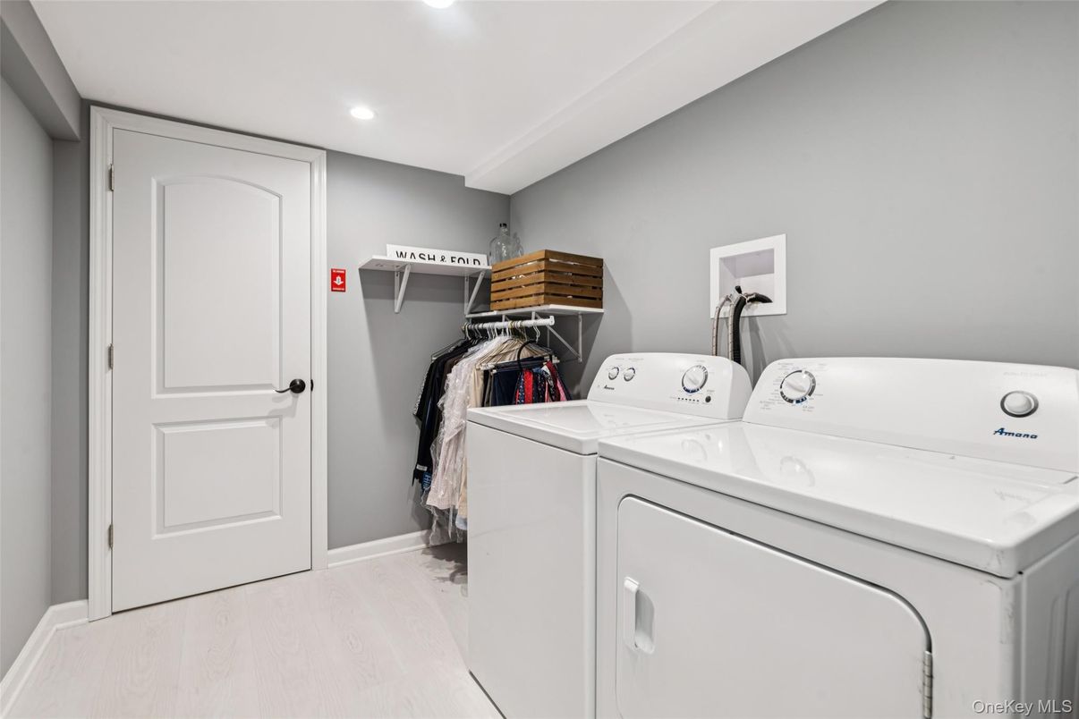 Interior, Recessed Lighting, Washer, Wood Texture Flooring