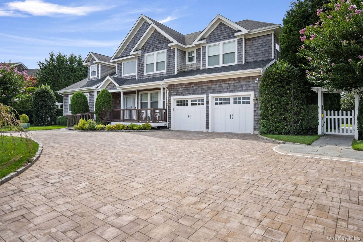 Attached, Exterior, Facade, Queen Anne Victorian