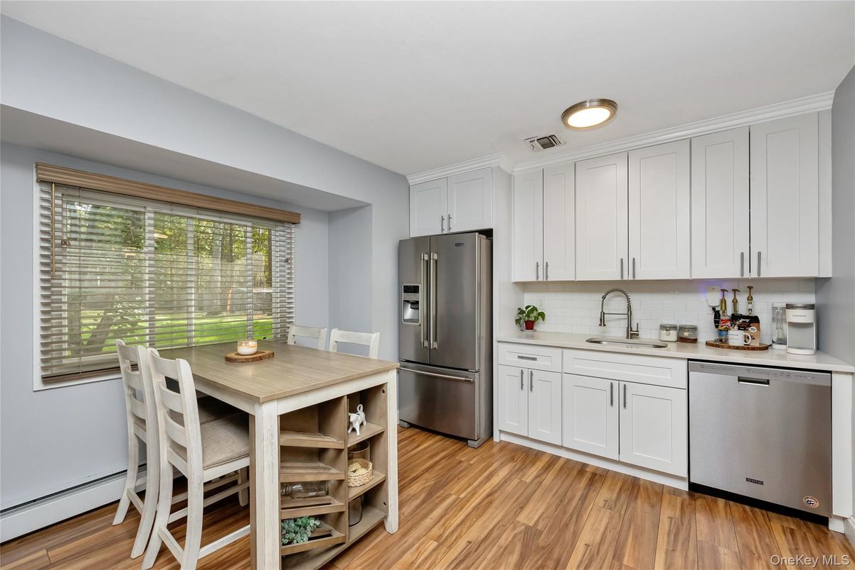Dining room, Interior, Kitchen, Stainless Steel Appliances, Wood Texture Flooring
