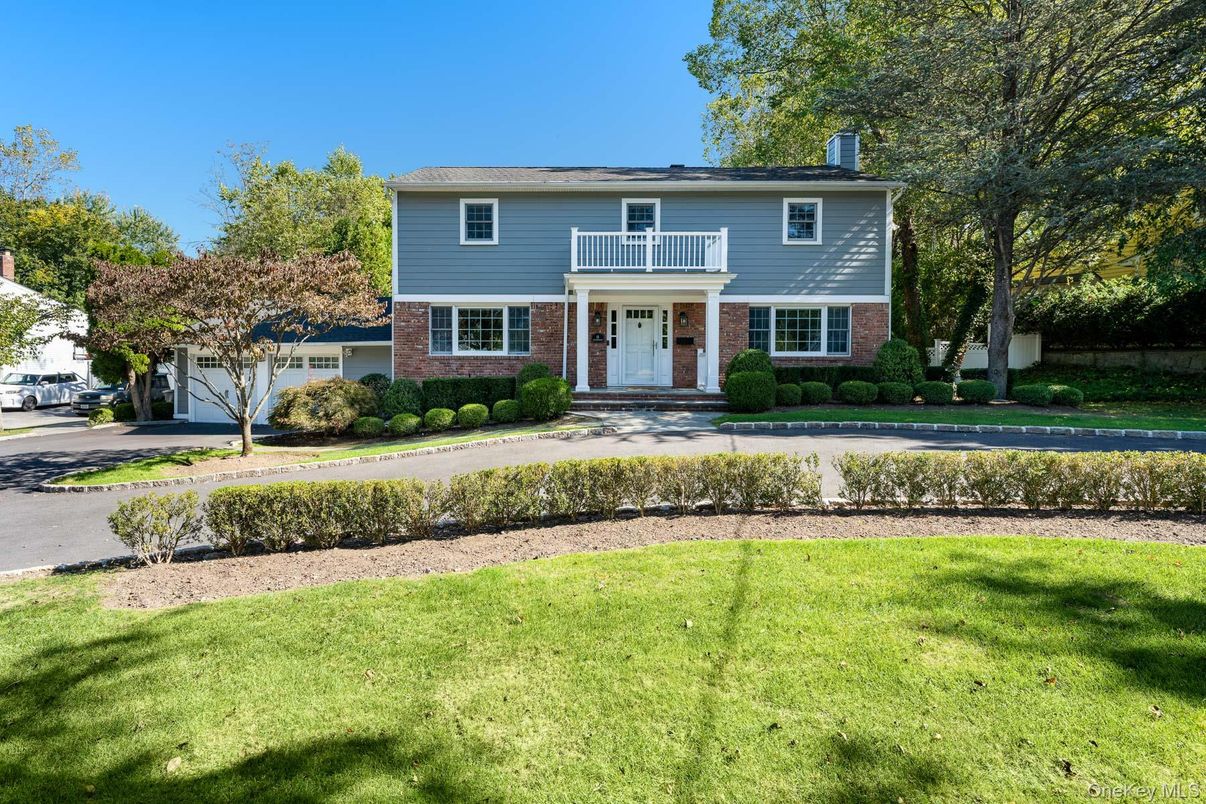 Attached, Exterior, Facade, Brick Facade, Raised Ranch