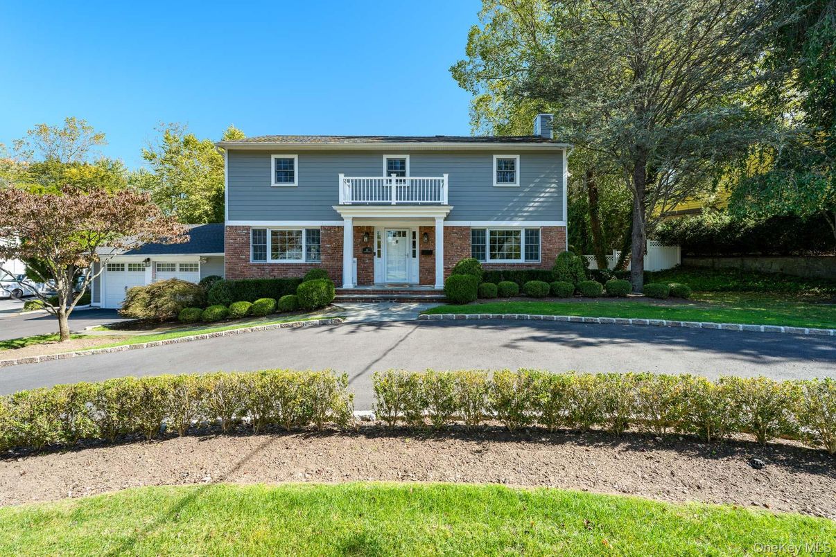 Attached, Exterior, Facade, Brick Facade, Raised Ranch