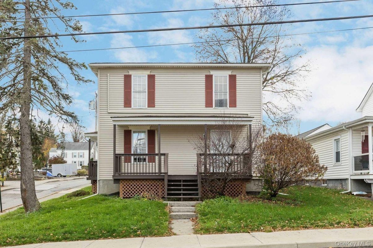Exterior, Facade, American Foursquare