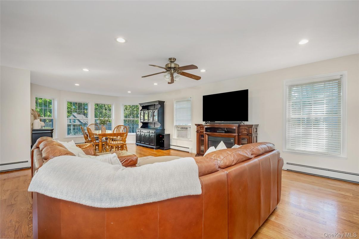 Dining room, Interior, Living room, Recessed Lighting, Wood Texture Flooring
