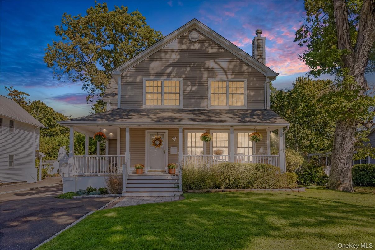 Exterior, Facade, Queen Anne Victorian