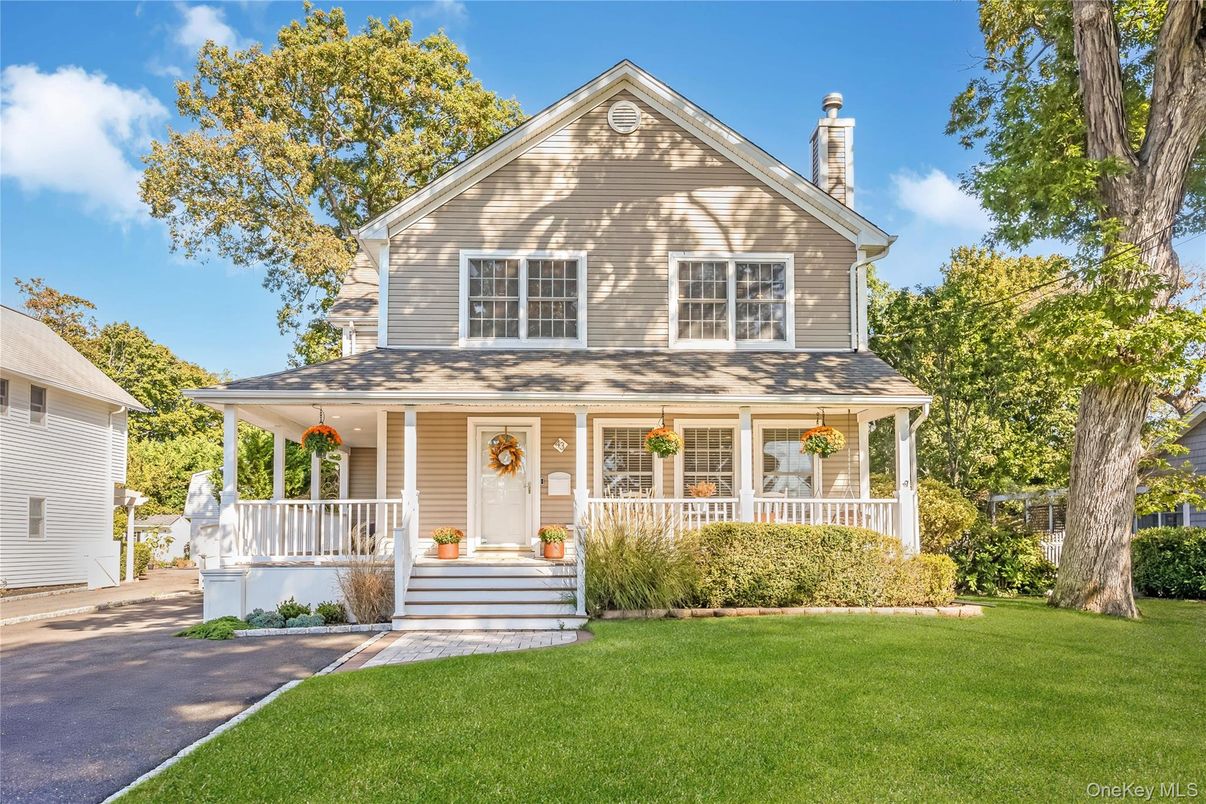 Exterior, Facade, Queen Anne Victorian