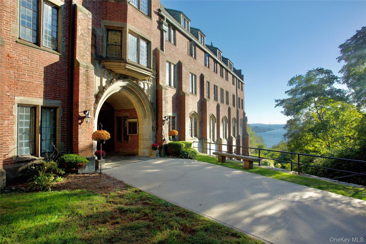 Exterior, Facade, Brick Facade, Rowhouse