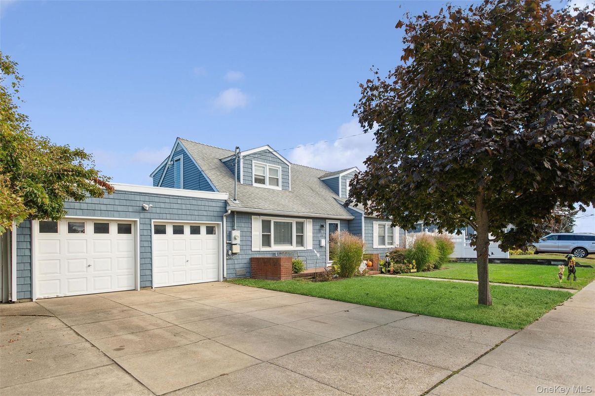 Attached, Exterior, Facade, Cape Cod