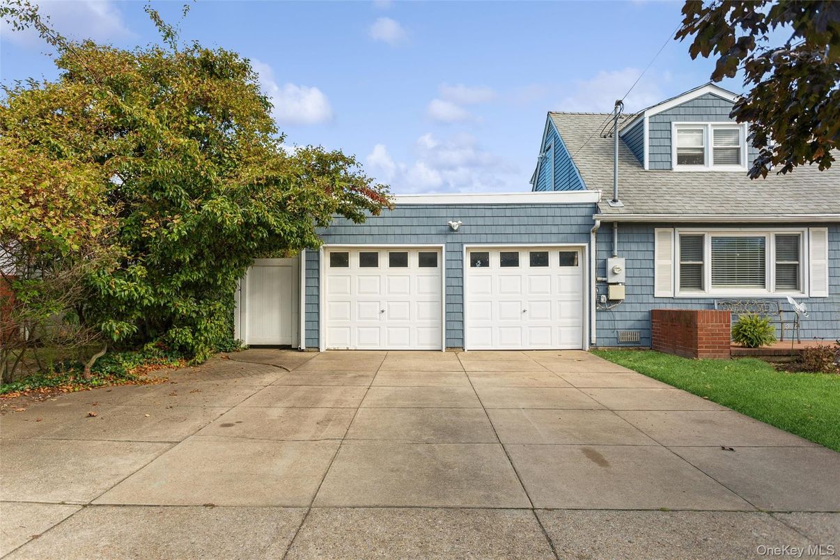 Attached, Exterior, Facade, Cape Cod