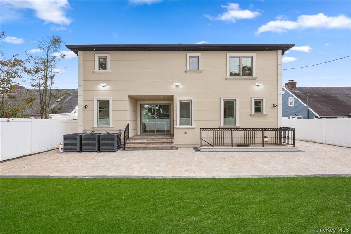 Backyard, Exterior, Facade, American Foursquare