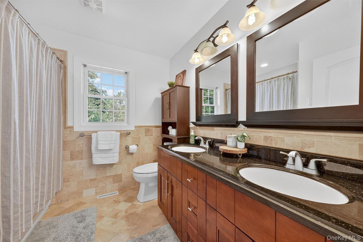 Bathroom, Dual Sink Vanities, Interior, Recessed Lighting