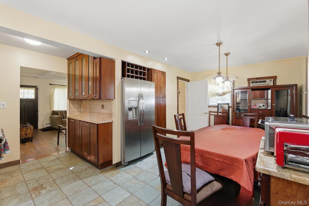 Dining room, Interior, Kitchen, Pendant Lights, Recessed Lighting, Stainless Steel Appliances