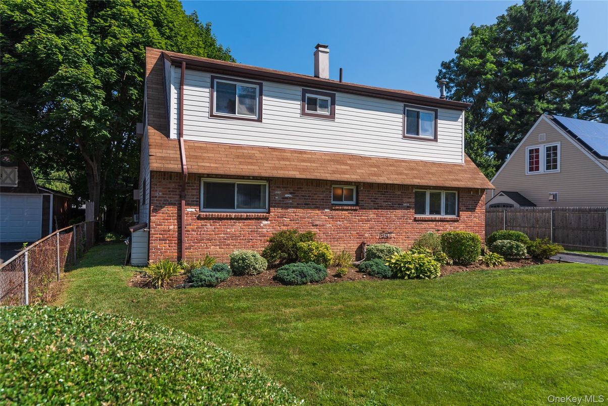 Exterior, Facade, Brick Facade, Split Level