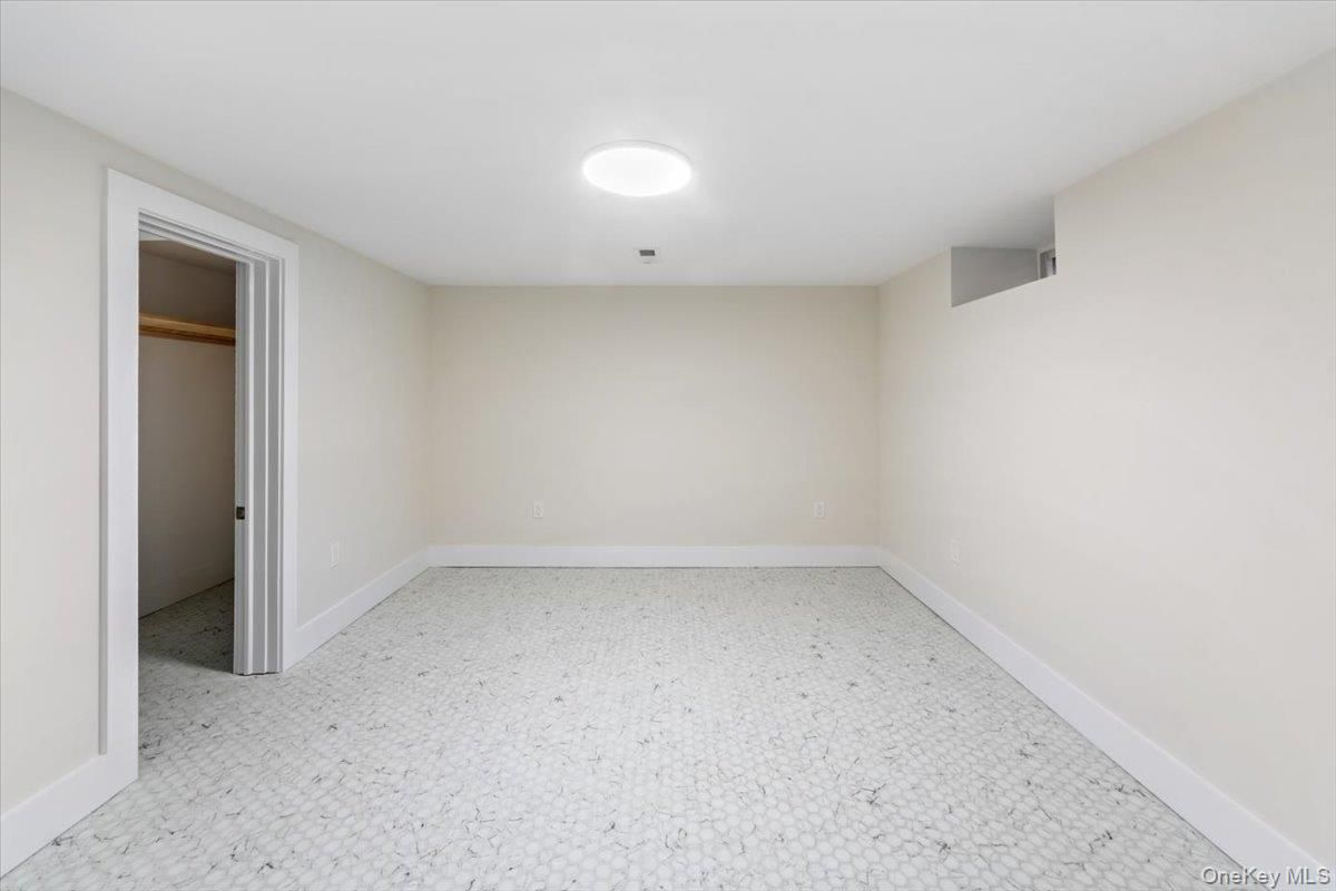 Empty room, Interior