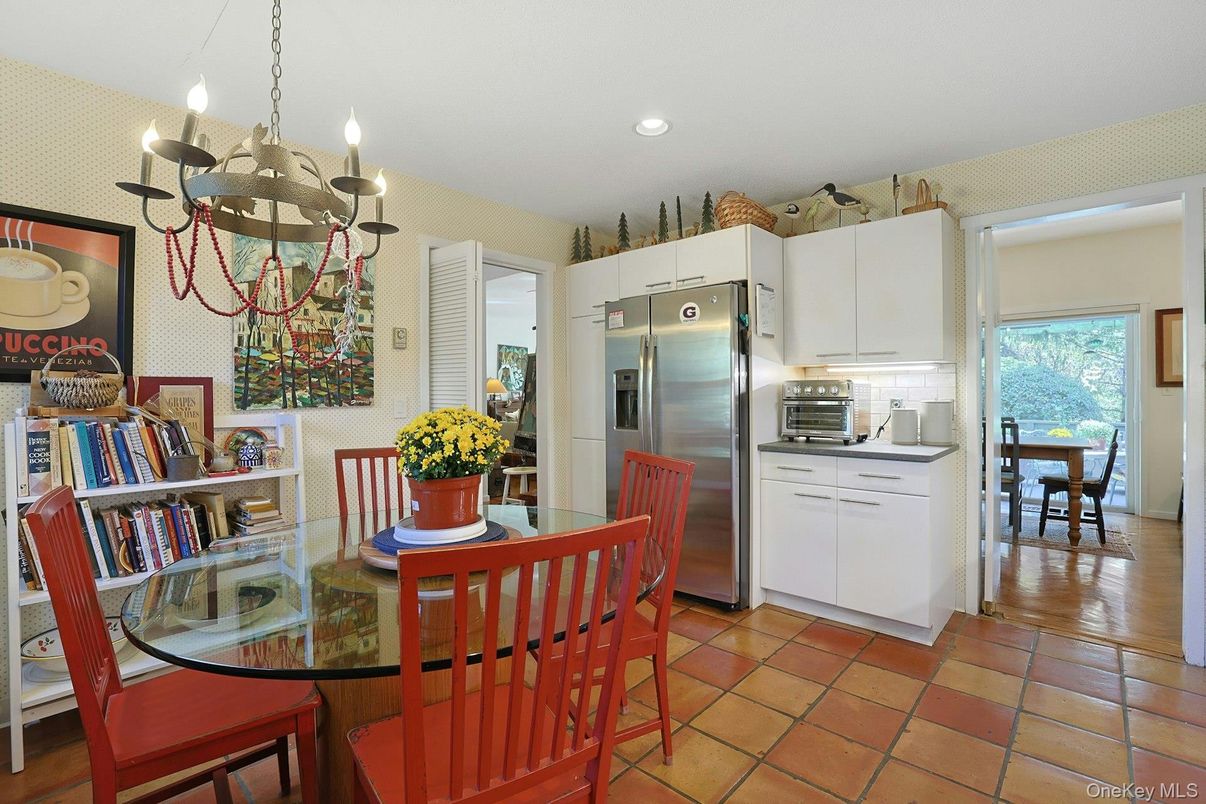 Chandelier, Dining room, Interior, Kitchen, Recessed Lighting, Stainless Steel Appliances