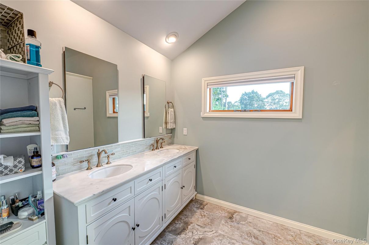 Bathroom, Dual Sink Vanities, Interior, Recessed Lighting