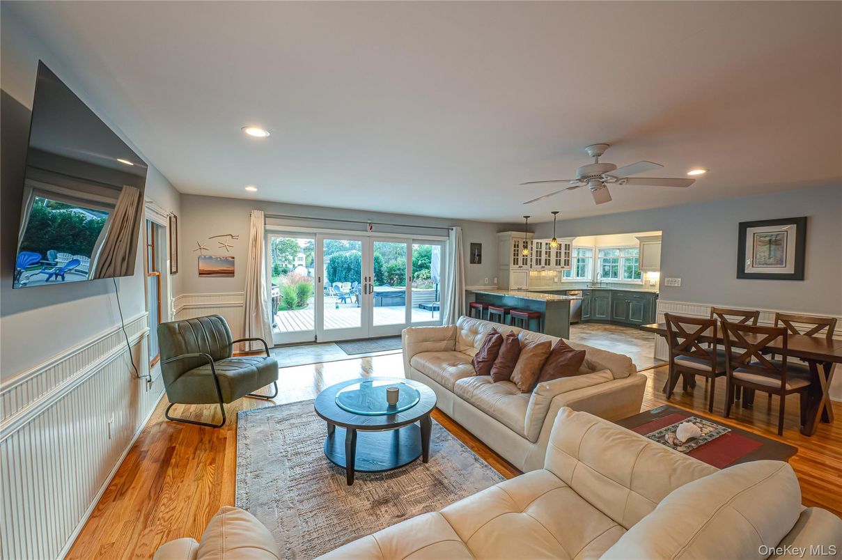 Dining room, Interior, Living room, Pendant Lights, Recessed Lighting, Wood Texture Flooring
