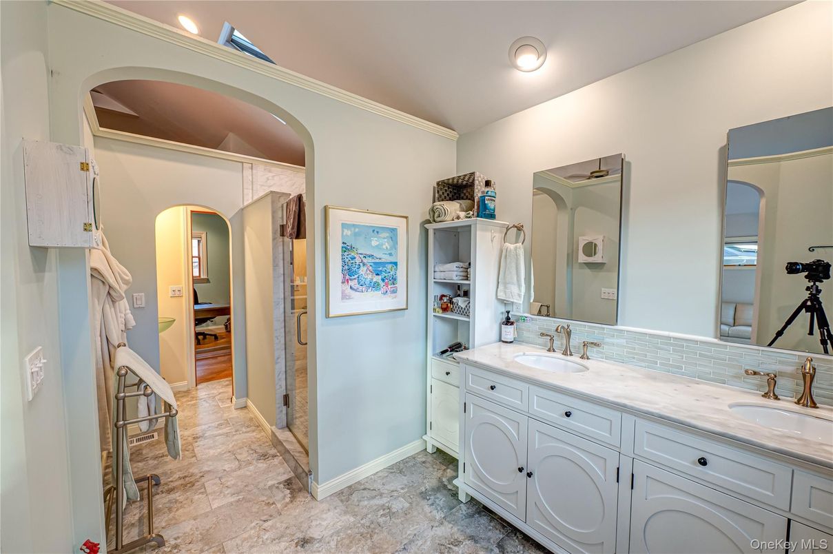 Bathroom, Dual Sink Vanities, Interior, Recessed Lighting