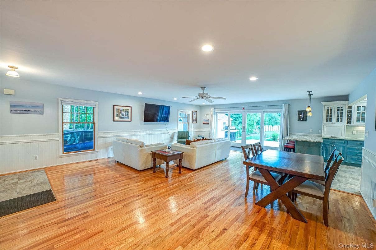 Dining room, Interior, Living room, Pendant Lights, Recessed Lighting, Wood Texture Flooring